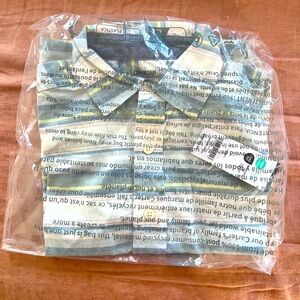 Carters striped button down dress shirt. 5T
New with tags.
